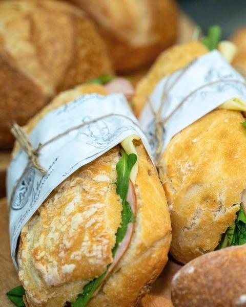 Sanduíches em pão Lavie com presunto, queijo e rúcula